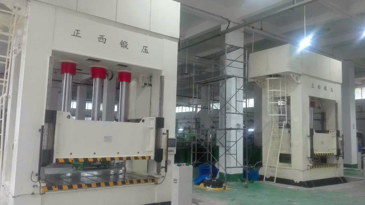 此批設(shè)備為重慶客戶一次性向我公司訂購(gòu)的機(jī)器，在所有公司員工的努力下，我們?cè)谝?guī)定的時(shí)間內(nèi)向客戶交貨并調(diào)試完成。